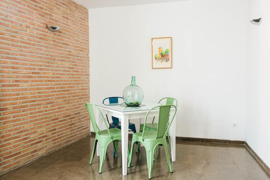 Apartament Cosy Flat W/ Beautiful Views And Cute Balcony Grenada Zewnętrze zdjęcie