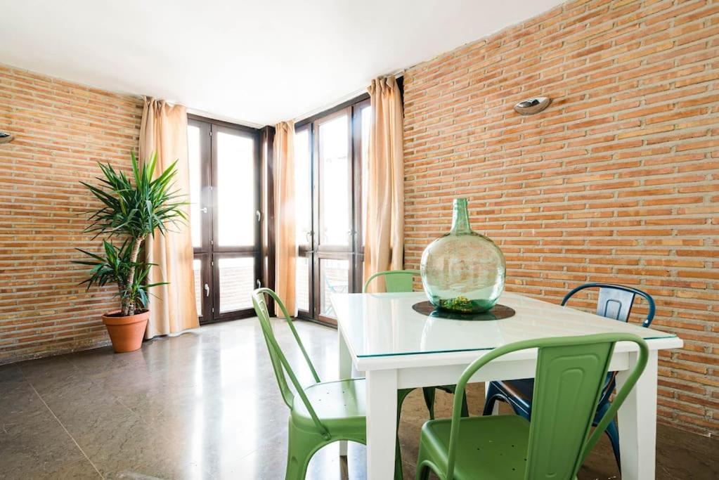 Apartament Cosy Flat W/ Beautiful Views And Cute Balcony Grenada Zewnętrze zdjęcie