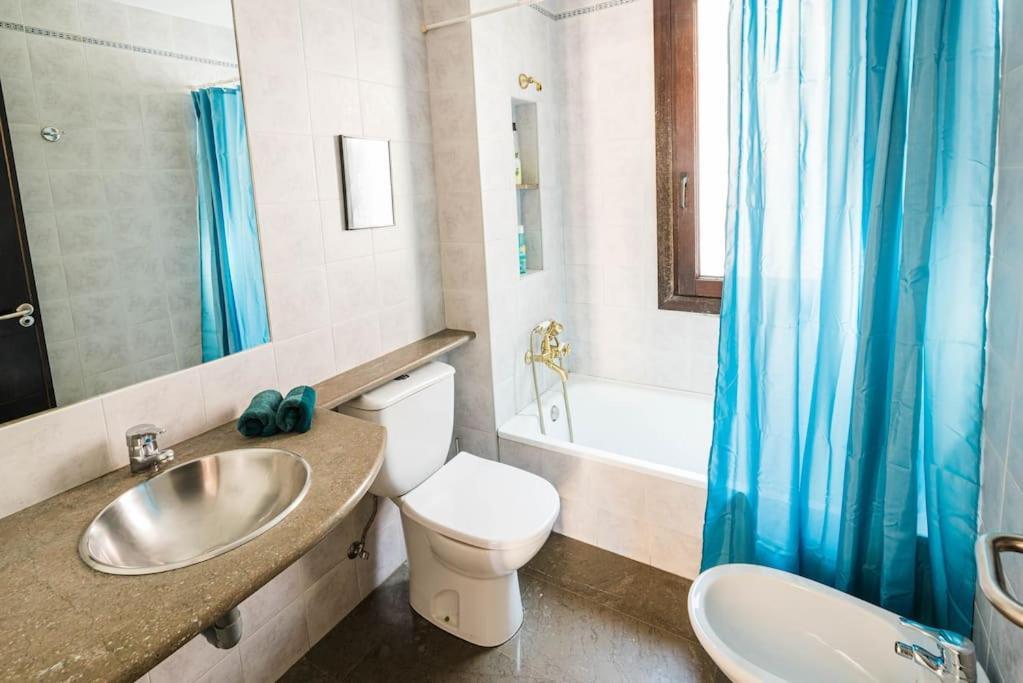 Apartament Cosy Flat W/ Beautiful Views And Cute Balcony Grenada Zewnętrze zdjęcie